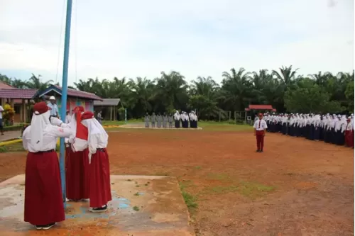 UPACARA PERDANA HARI SENIN DI TAHUN AJARAN BARU 2023/2024 DI