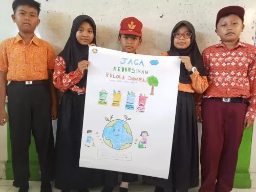 PEDULI LINGKUNGAN MEMBUAT POSTER PENGELOLAAN SAMPAH SISWA KE